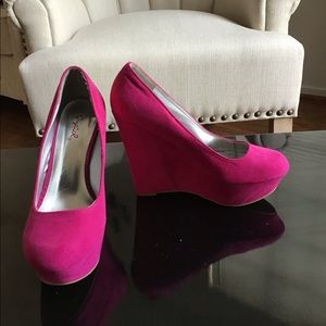 Magenta chunky heels